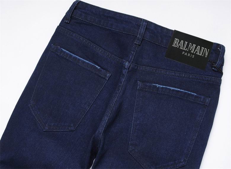 Les jeans Balmain pour homme allient sophistication et caractère, incarnant parfaitement l’ADN luxueux et avant-gardiste de la marque.