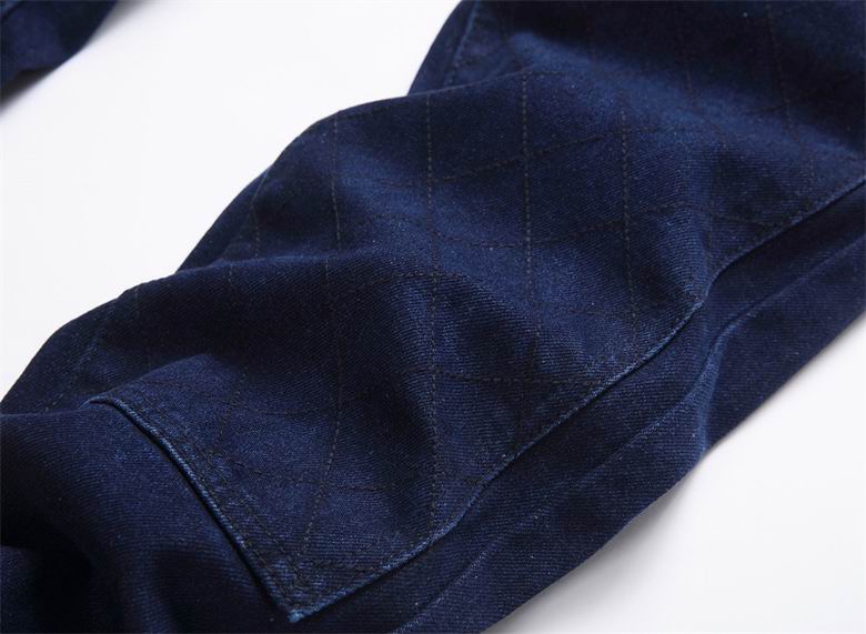 Les jeans Balmain pour homme allient sophistication et caractère, incarnant parfaitement l’ADN luxueux et avant-gardiste de la marque.