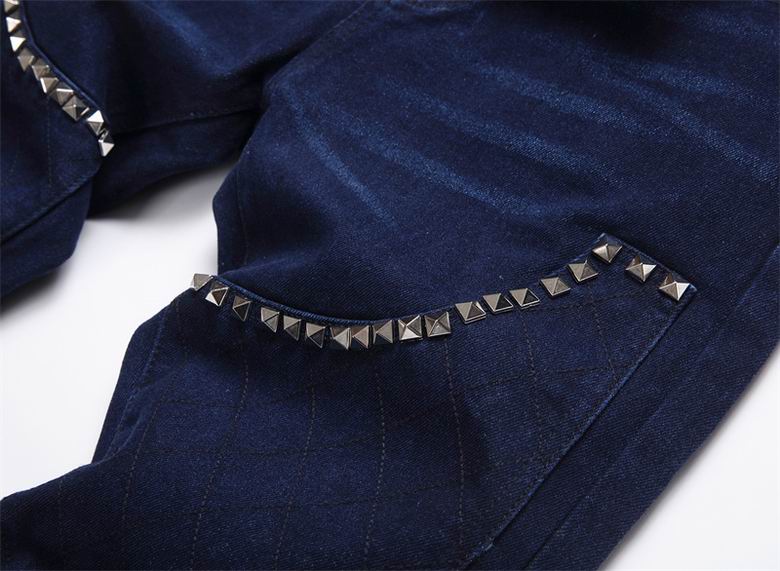 Les jeans Balmain pour homme allient sophistication et caractère, incarnant parfaitement l’ADN luxueux et avant-gardiste de la marque.