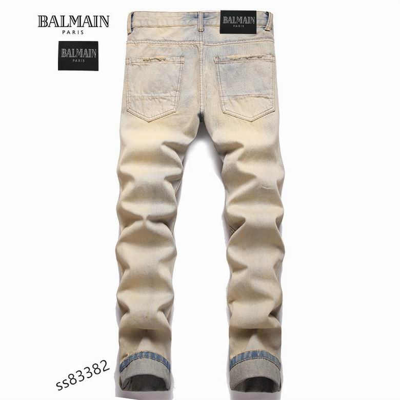 Les jeans Balmain pour homme allient sophistication et caractère, incarnant parfaitement l’ADN luxueux et avant-gardiste de la marque.