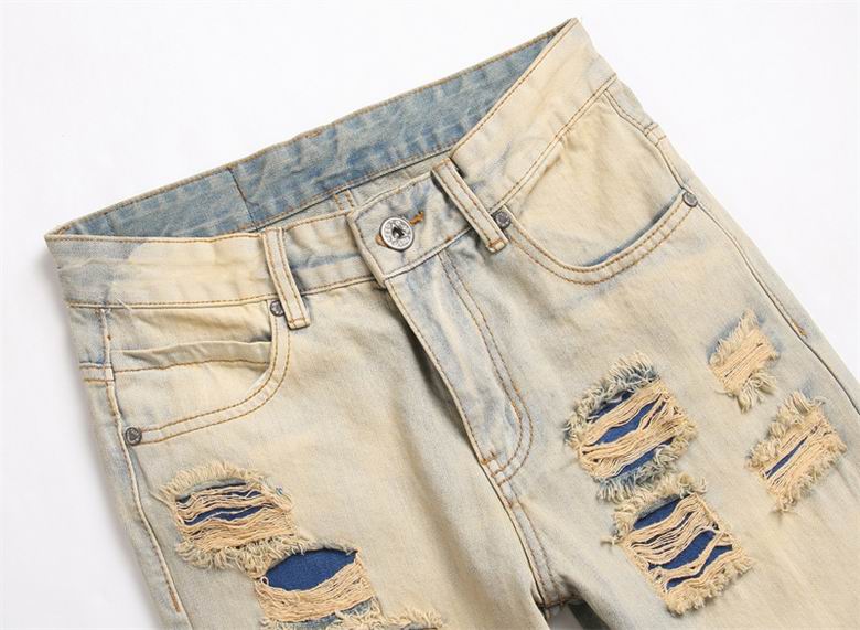 Les jeans Balmain pour homme allient sophistication et caractère, incarnant parfaitement l’ADN luxueux et avant-gardiste de la marque.