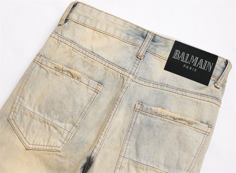 Les jeans Balmain pour homme allient sophistication et caractère, incarnant parfaitement l’ADN luxueux et avant-gardiste de la marque.