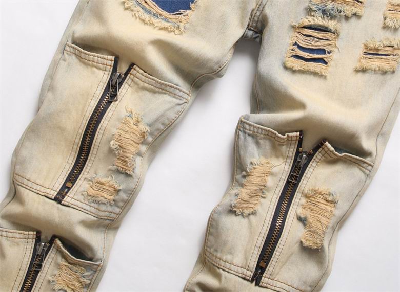 Les jeans Balmain pour homme allient sophistication et caractère, incarnant parfaitement l’ADN luxueux et avant-gardiste de la marque.