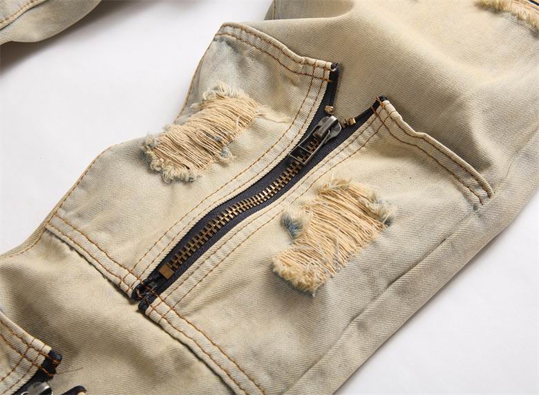 Les jeans Balmain pour homme allient sophistication et caractère, incarnant parfaitement l’ADN luxueux et avant-gardiste de la marque.