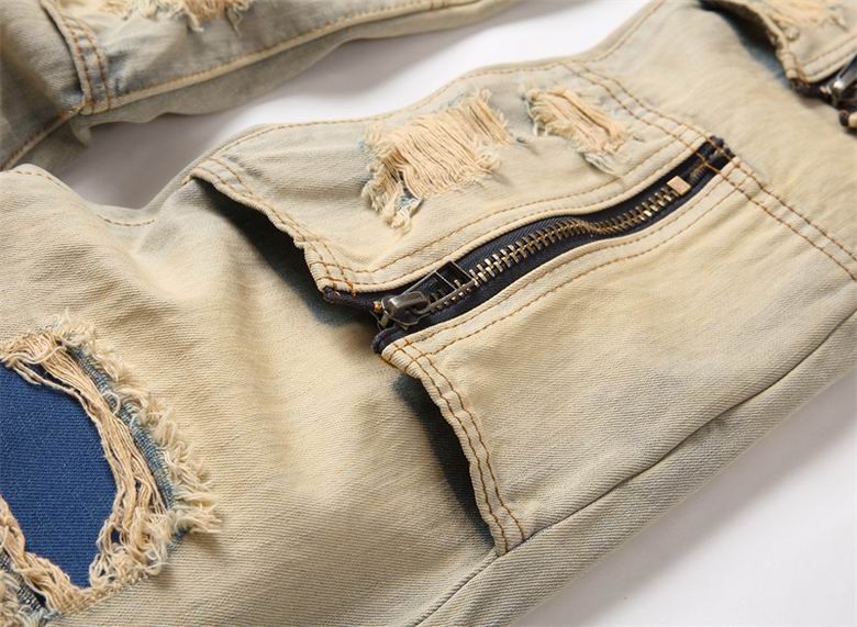 Les jeans Balmain pour homme allient sophistication et caractère, incarnant parfaitement l’ADN luxueux et avant-gardiste de la marque.