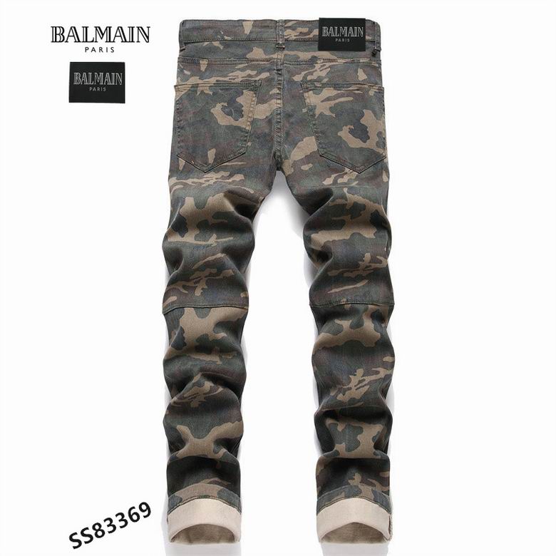 Les jeans Balmain pour homme allient sophistication et caractère, incarnant parfaitement l’ADN luxueux et avant-gardiste de la marque.