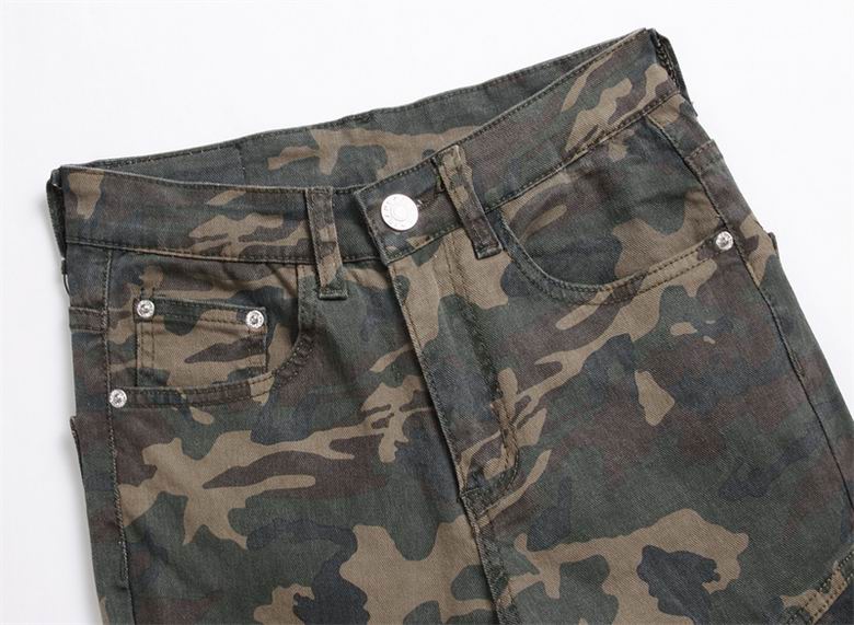 Les jeans Balmain pour homme allient sophistication et caractère, incarnant parfaitement l’ADN luxueux et avant-gardiste de la marque.