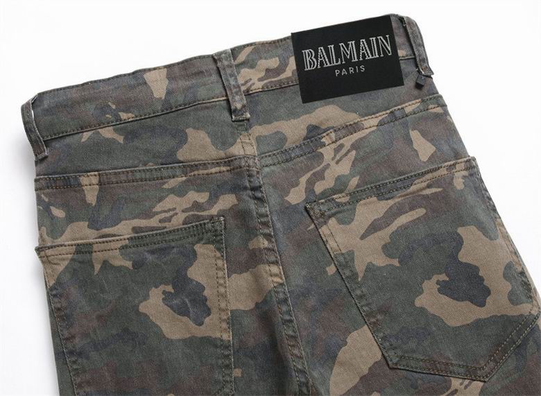 Les jeans Balmain pour homme allient sophistication et caractère, incarnant parfaitement l’ADN luxueux et avant-gardiste de la marque.