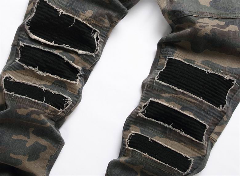 Les jeans Balmain pour homme allient sophistication et caractère, incarnant parfaitement l’ADN luxueux et avant-gardiste de la marque.