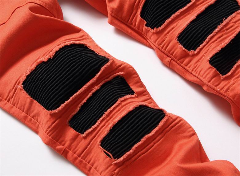 Les jeans Balmain pour homme allient sophistication et caractère, incarnant parfaitement l’ADN luxueux et avant-gardiste de la marque.