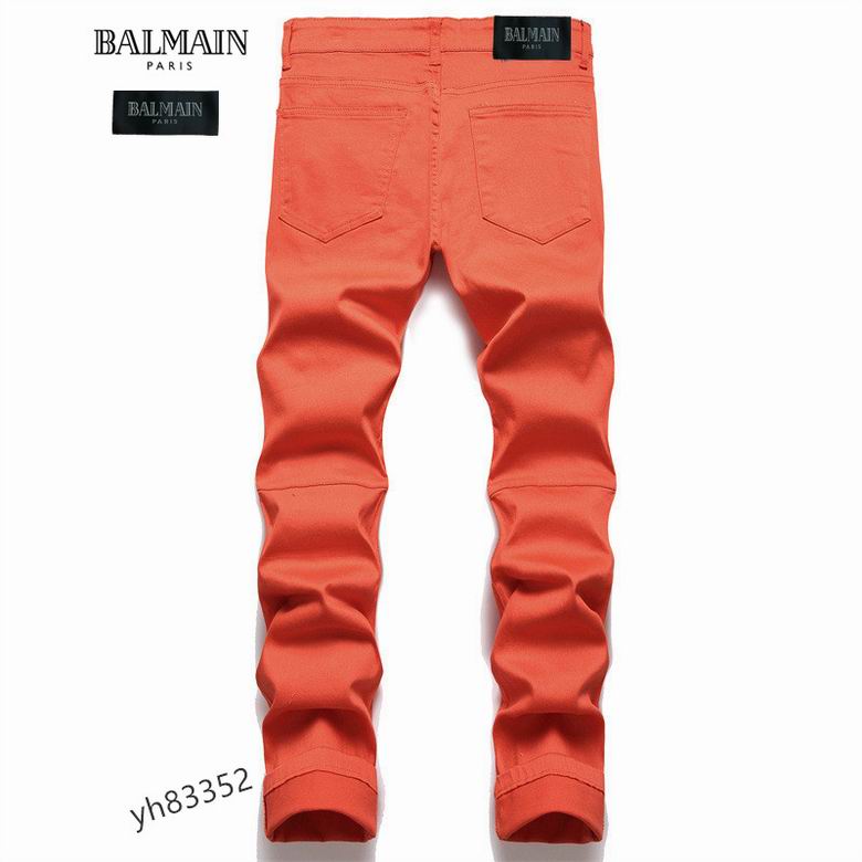Les jeans Balmain pour homme allient sophistication et caractère, incarnant parfaitement l’ADN luxueux et avant-gardiste de la marque.
