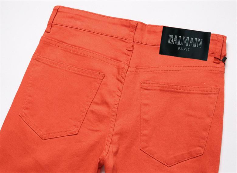 Les jeans Balmain pour homme allient sophistication et caractère, incarnant parfaitement l’ADN luxueux et avant-gardiste de la marque.