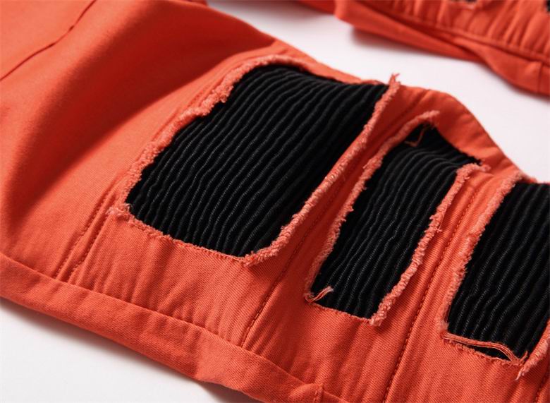 Les jeans Balmain pour homme allient sophistication et caractère, incarnant parfaitement l’ADN luxueux et avant-gardiste de la marque.