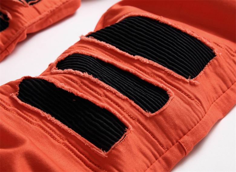 Les jeans Balmain pour homme allient sophistication et caractère, incarnant parfaitement l’ADN luxueux et avant-gardiste de la marque.