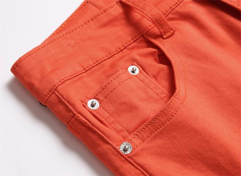 Les jeans Balmain pour homme allient sophistication et caractère, incarnant parfaitement l’ADN luxueux et avant-gardiste de la marque.