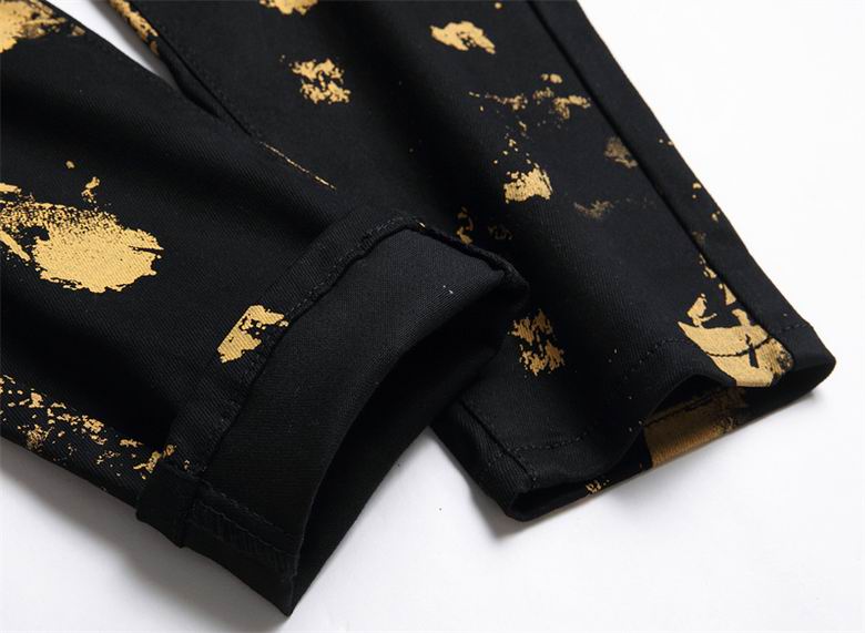 Les jeans Balmain pour homme allient sophistication et caractère, incarnant parfaitement l’ADN luxueux et avant-gardiste de la marque.