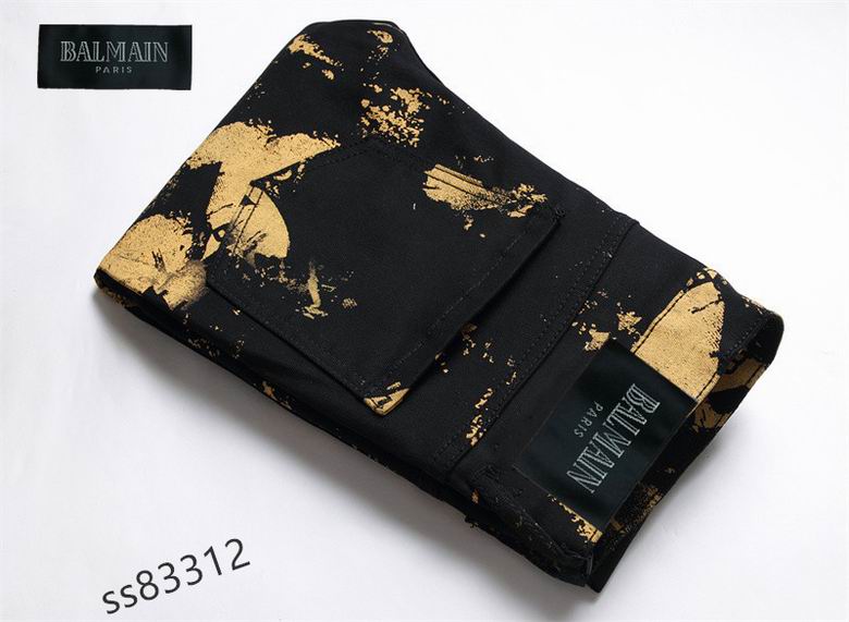 Les jeans Balmain pour homme allient sophistication et caractère, incarnant parfaitement l’ADN luxueux et avant-gardiste de la marque.