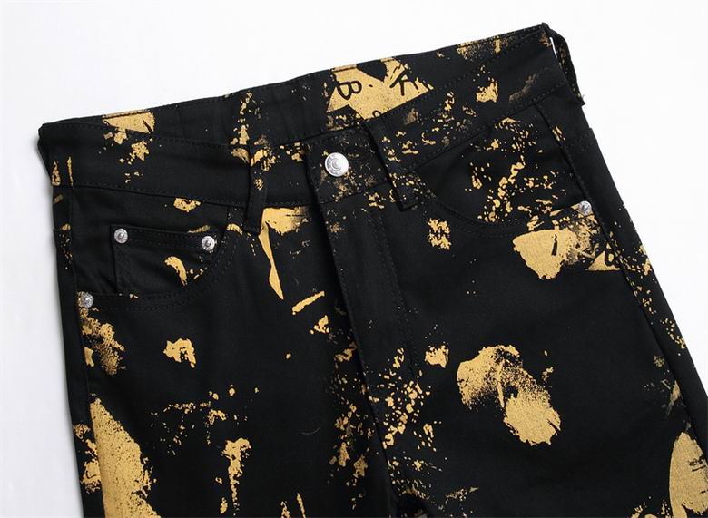 Les jeans Balmain pour homme allient sophistication et caractère, incarnant parfaitement l’ADN luxueux et avant-gardiste de la marque.