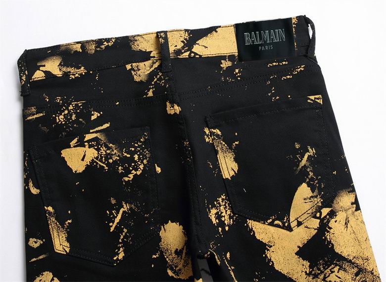 Les jeans Balmain pour homme allient sophistication et caractère, incarnant parfaitement l’ADN luxueux et avant-gardiste de la marque.