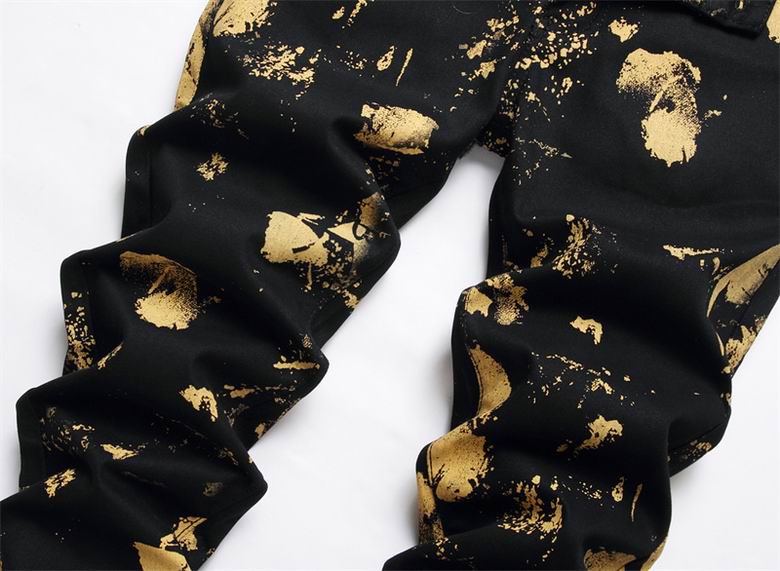 Les jeans Balmain pour homme allient sophistication et caractère, incarnant parfaitement l’ADN luxueux et avant-gardiste de la marque.