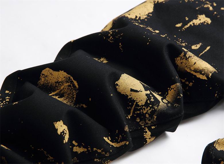 Les jeans Balmain pour homme allient sophistication et caractère, incarnant parfaitement l’ADN luxueux et avant-gardiste de la marque.