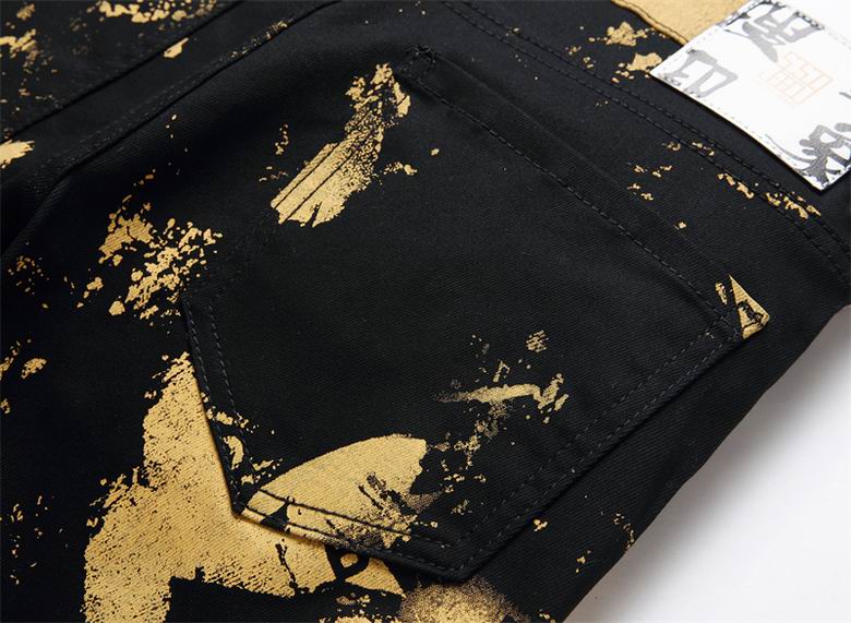 Les jeans Balmain pour homme allient sophistication et caractère, incarnant parfaitement l’ADN luxueux et avant-gardiste de la marque.