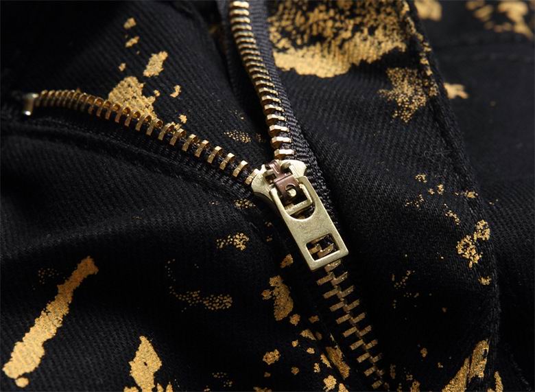 Les jeans Balmain pour homme allient sophistication et caractère, incarnant parfaitement l’ADN luxueux et avant-gardiste de la marque.