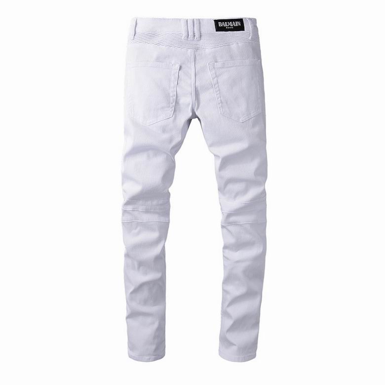 Les jeans Balmain pour homme allient sophistication et caractère, incarnant parfaitement l’ADN luxueux et avant-gardiste de la marque.