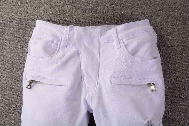 Les jeans Balmain pour homme allient sophistication et caractère, incarnant parfaitement l’ADN luxueux et avant-gardiste de la marque.