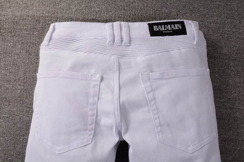 Les jeans Balmain pour homme allient sophistication et caractère, incarnant parfaitement l’ADN luxueux et avant-gardiste de la marque.