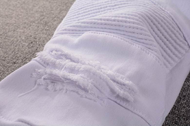 Les jeans Balmain pour homme allient sophistication et caractère, incarnant parfaitement l’ADN luxueux et avant-gardiste de la marque.