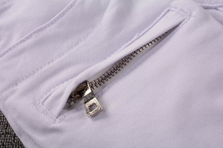 Les jeans Balmain pour homme allient sophistication et caractère, incarnant parfaitement l’ADN luxueux et avant-gardiste de la marque.