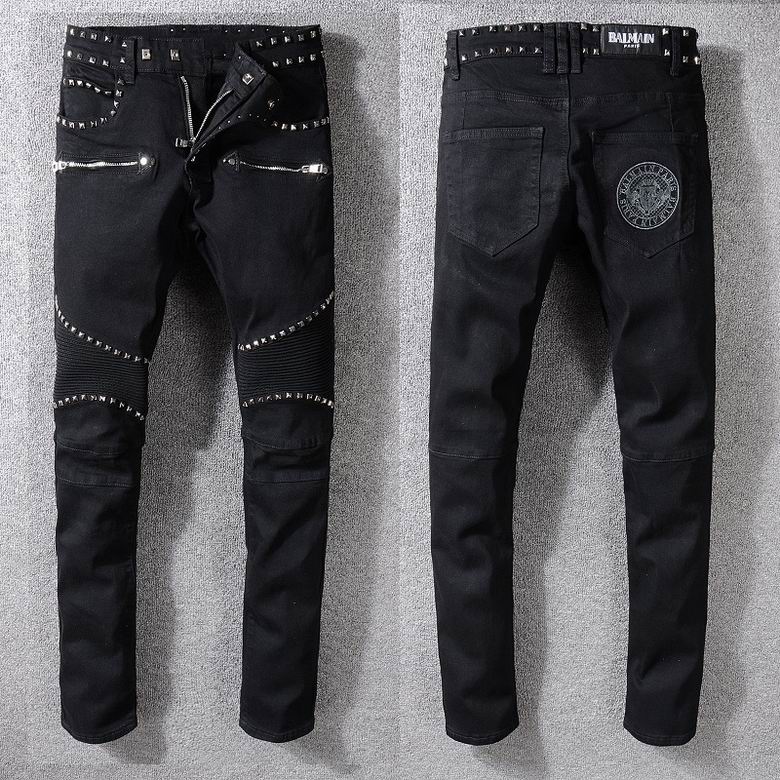 Les jeans Balmain pour homme allient sophistication et caractère, incarnant parfaitement l’ADN luxueux et avant-gardiste de la marque.