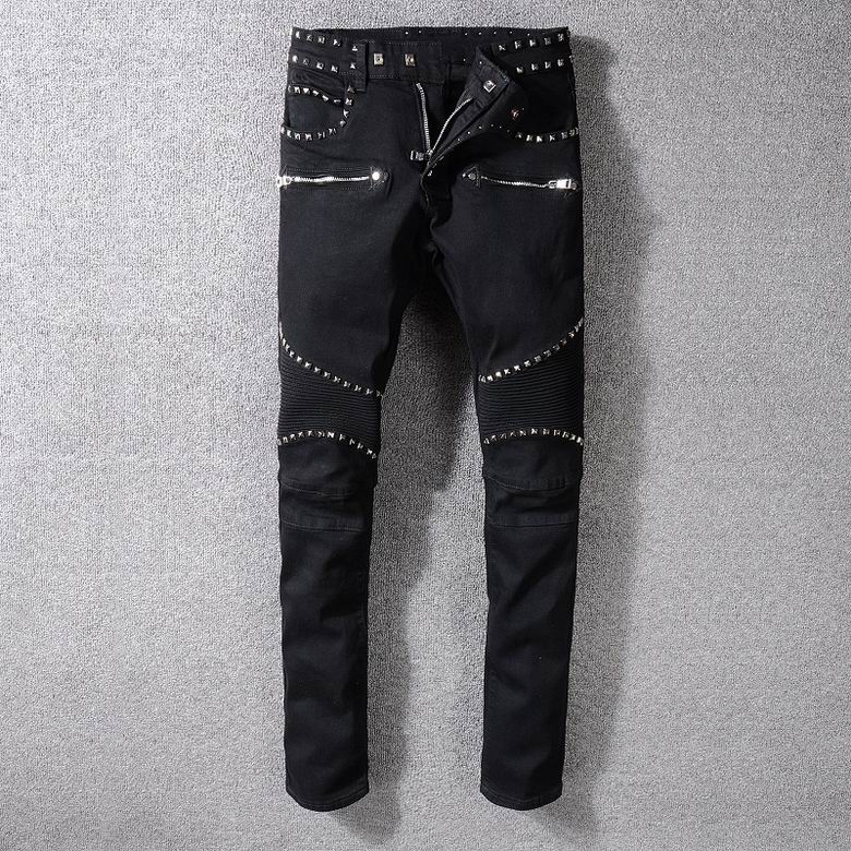 Les jeans Balmain pour homme allient sophistication et caractère, incarnant parfaitement l’ADN luxueux et avant-gardiste de la marque.