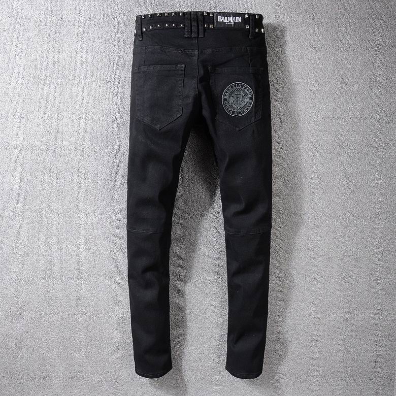 Les jeans Balmain pour homme allient sophistication et caractère, incarnant parfaitement l’ADN luxueux et avant-gardiste de la marque.
