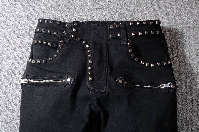 Les jeans Balmain pour homme allient sophistication et caractère, incarnant parfaitement l’ADN luxueux et avant-gardiste de la marque.