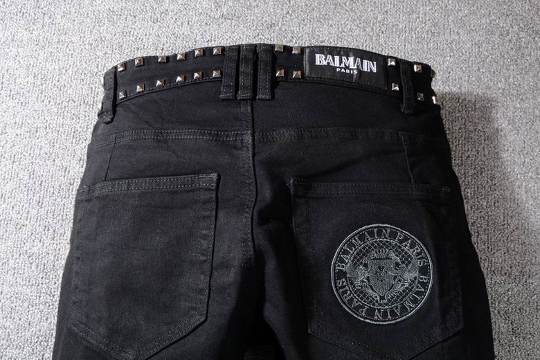 Les jeans Balmain pour homme allient sophistication et caractère, incarnant parfaitement l’ADN luxueux et avant-gardiste de la marque.
