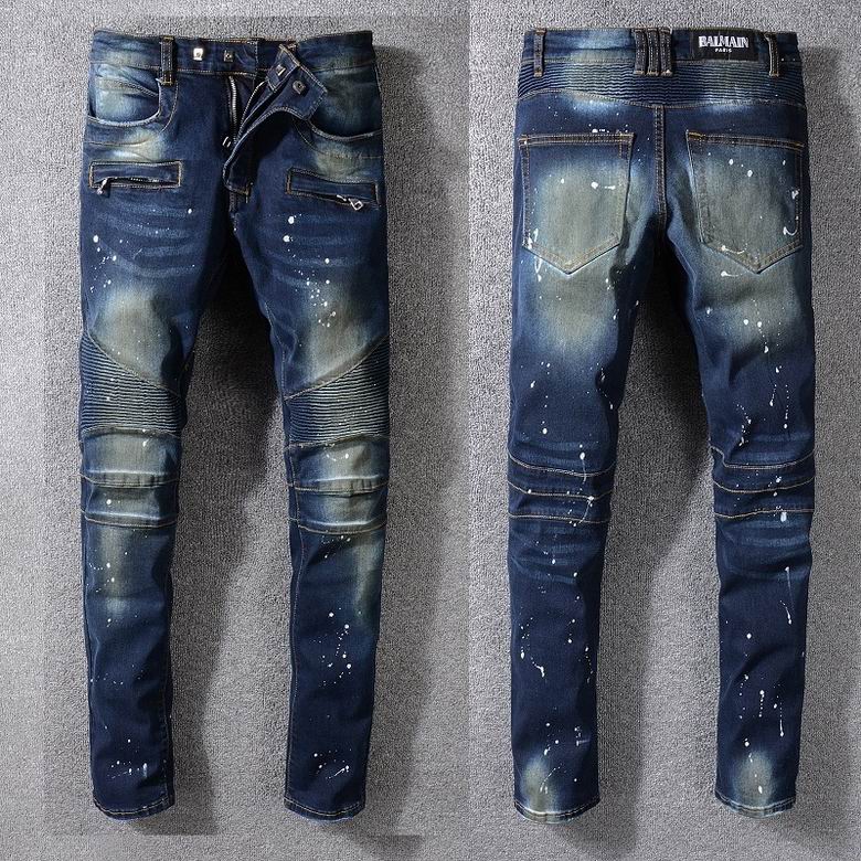 Les jeans Balmain pour homme allient sophistication et caractère, incarnant parfaitement l’ADN luxueux et avant-gardiste de la marque.