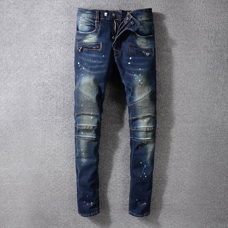 Les jeans Balmain pour homme allient sophistication et caractère, incarnant parfaitement l’ADN luxueux et avant-gardiste de la marque.