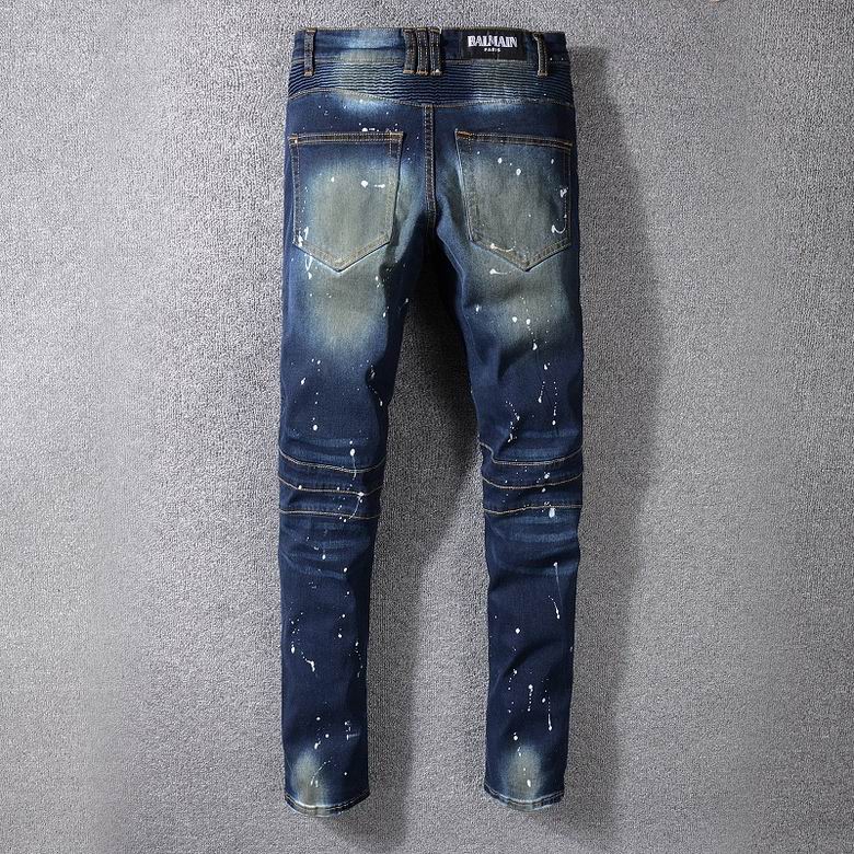 Les jeans Balmain pour homme allient sophistication et caractère, incarnant parfaitement l’ADN luxueux et avant-gardiste de la marque.