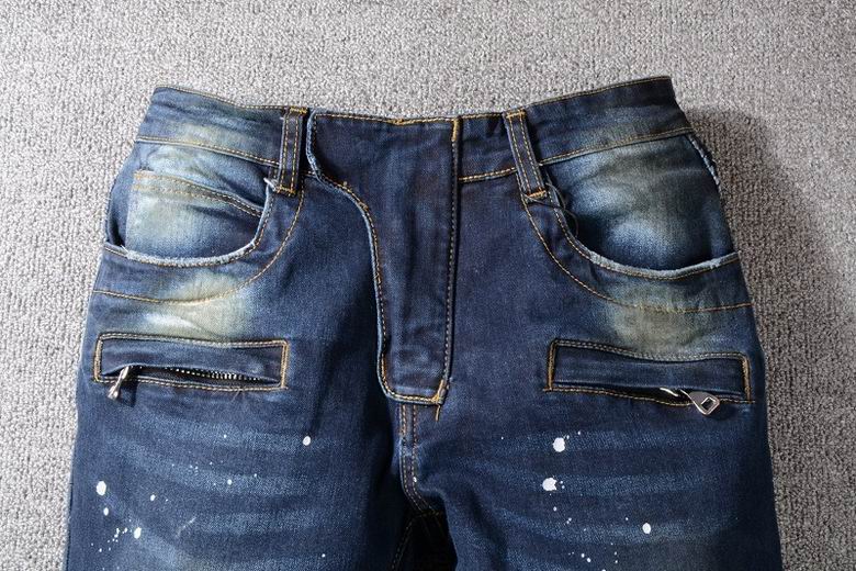 Les jeans Balmain pour homme allient sophistication et caractère, incarnant parfaitement l’ADN luxueux et avant-gardiste de la marque.