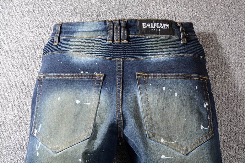 Les jeans Balmain pour homme allient sophistication et caractère, incarnant parfaitement l’ADN luxueux et avant-gardiste de la marque.