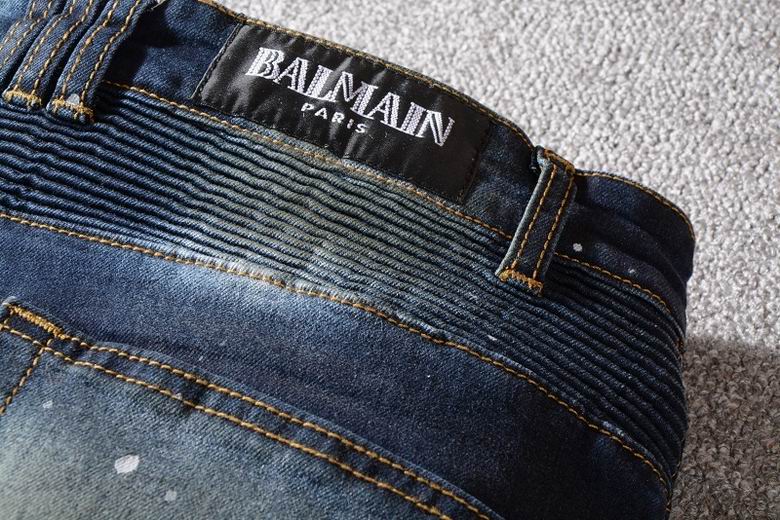 Les jeans Balmain pour homme allient sophistication et caractère, incarnant parfaitement l’ADN luxueux et avant-gardiste de la marque.