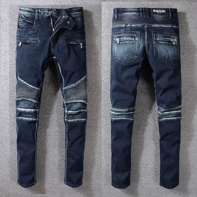 Les jeans Balmain pour homme allient sophistication et caractère, incarnant parfaitement l’ADN luxueux et avant-gardiste de la marque.
