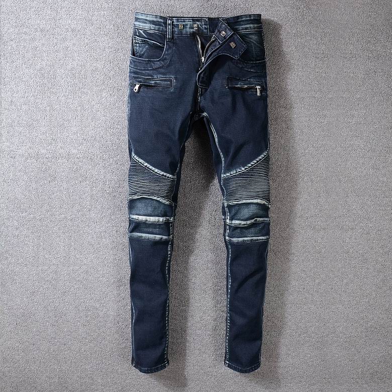 Les jeans Balmain pour homme allient sophistication et caractère, incarnant parfaitement l’ADN luxueux et avant-gardiste de la marque.