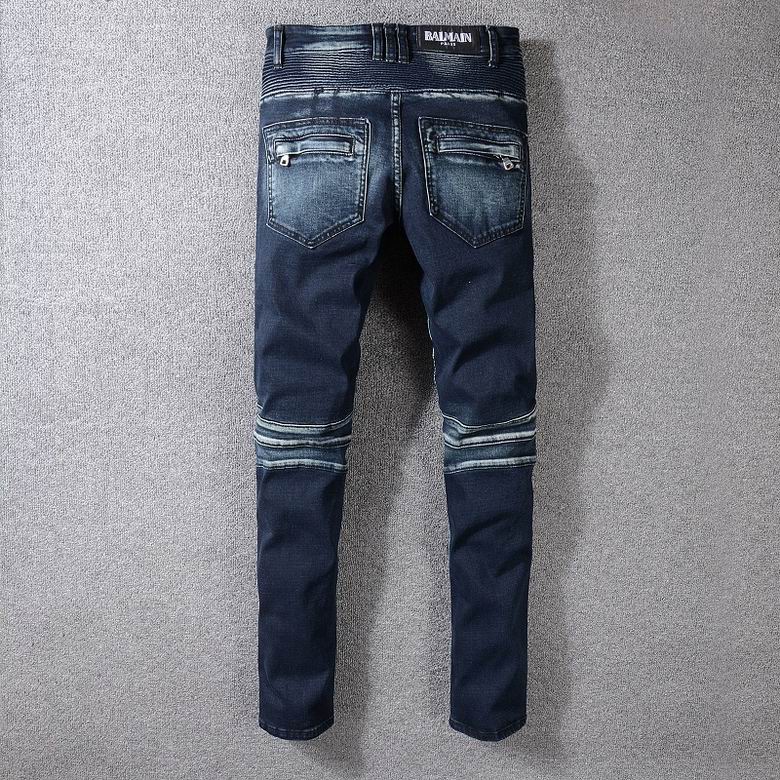 Les jeans Balmain pour homme allient sophistication et caractère, incarnant parfaitement l’ADN luxueux et avant-gardiste de la marque.