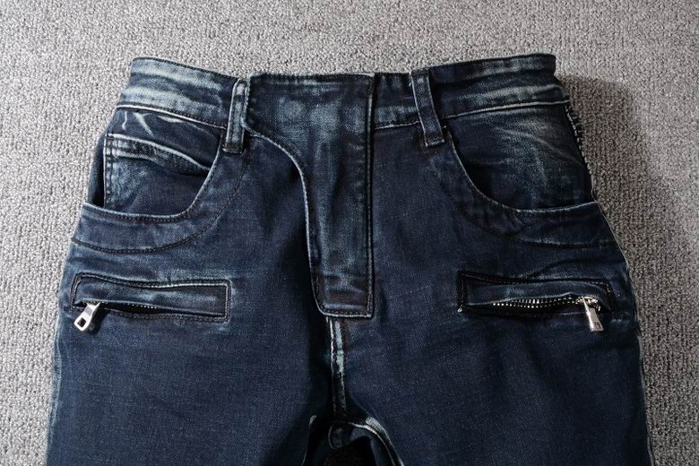 Les jeans Balmain pour homme allient sophistication et caractère, incarnant parfaitement l’ADN luxueux et avant-gardiste de la marque.
