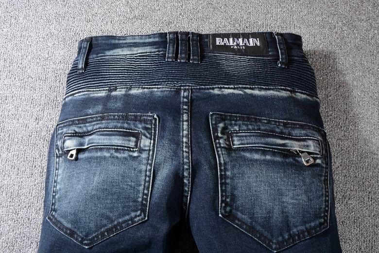 Les jeans Balmain pour homme allient sophistication et caractère, incarnant parfaitement l’ADN luxueux et avant-gardiste de la marque.