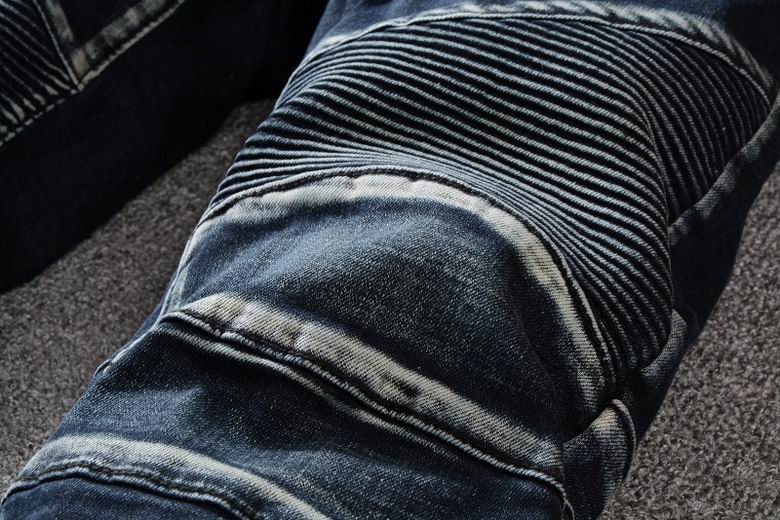 Les jeans Balmain pour homme allient sophistication et caractère, incarnant parfaitement l’ADN luxueux et avant-gardiste de la marque.
