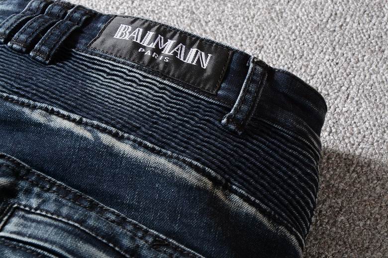 Les jeans Balmain pour homme allient sophistication et caractère, incarnant parfaitement l’ADN luxueux et avant-gardiste de la marque.